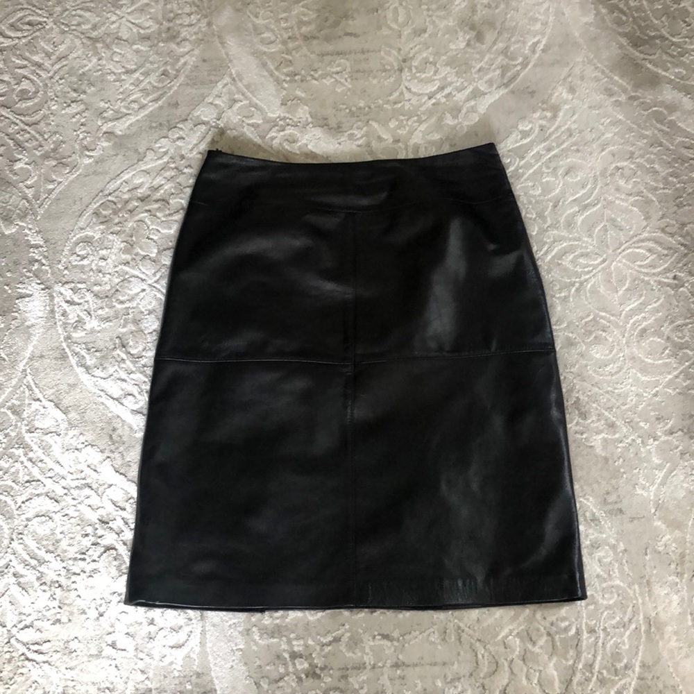 Jaclyn Smith Black 100% leather size Lg mini skirt